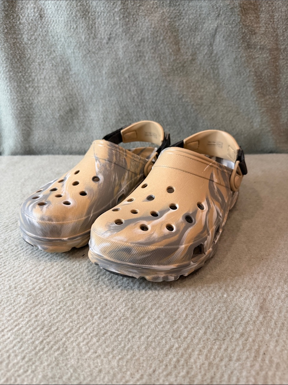 CROCS Marble-Pattern Classic Clog in Tan and Gray NWOT 11 women / 9 men